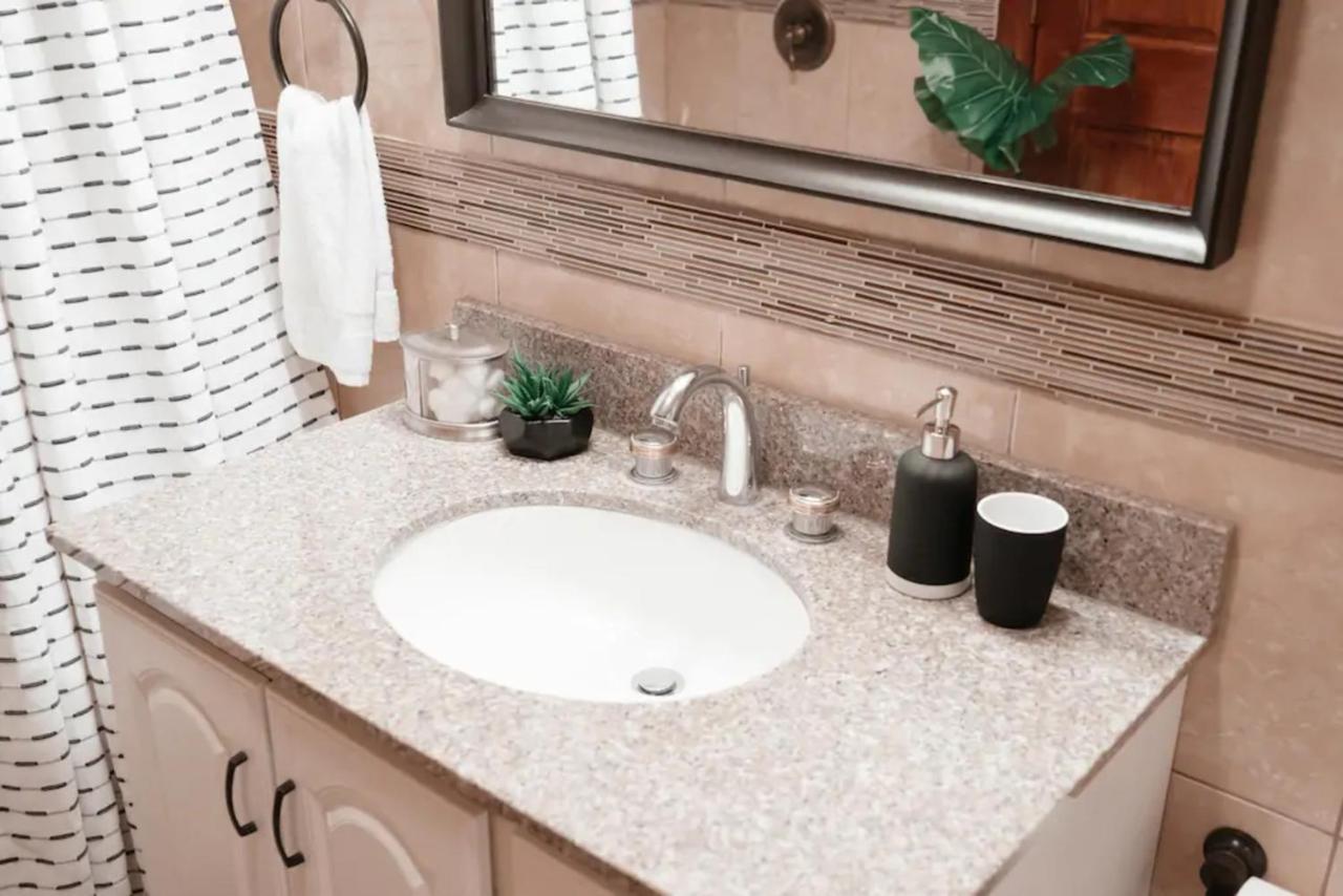 2Br Airy & Tidy Apt With Free Covered Parking - Central Modern Chicago Dış mekan fotoğraf