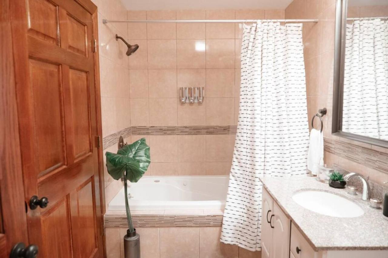 2Br Airy & Tidy Apt With Free Covered Parking - Central Modern Chicago Dış mekan fotoğraf