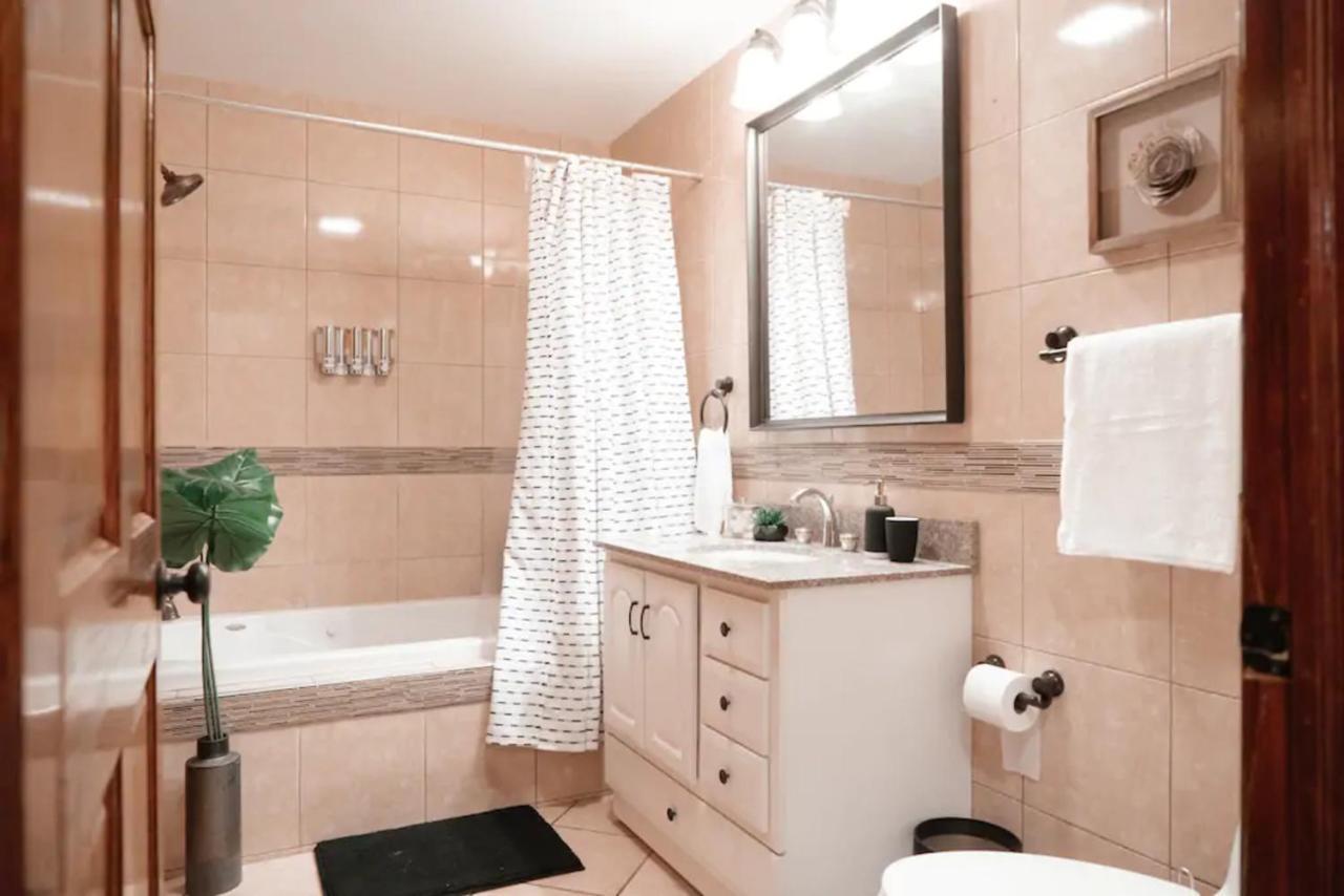 2Br Airy & Tidy Apt With Free Covered Parking - Central Modern Chicago Dış mekan fotoğraf