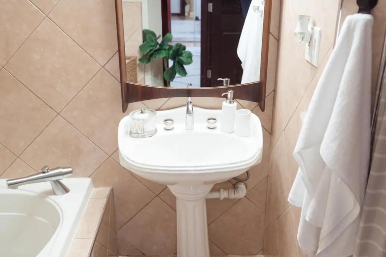 2Br Airy & Tidy Apt With Free Covered Parking - Central Modern Chicago Dış mekan fotoğraf